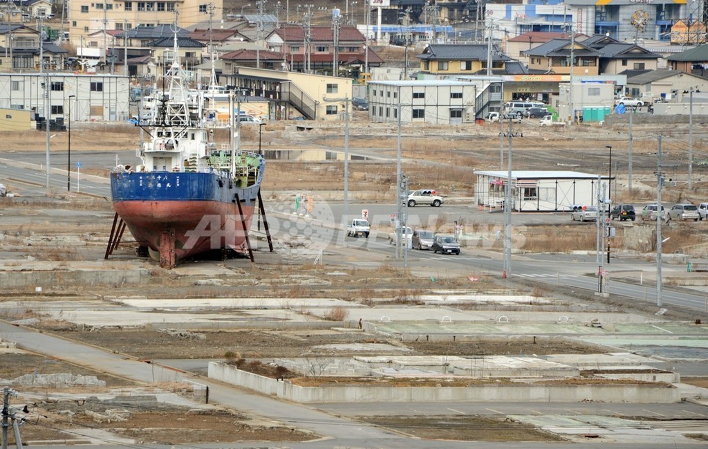 津波で打ち上げられた漁船、解体作業始まる 気仙沼 津波で打ち上げられた漁船、解体作業始まる 気仙沼