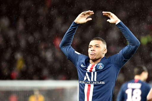 エムバペ躍動のPSGが快勝、新型ウイルス影響で試合前の握手はなし 写真