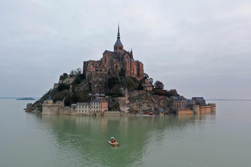 モンサンミシェル、潮が満ち「孤島」に 写真13枚 国際ニュース：AFPBB News