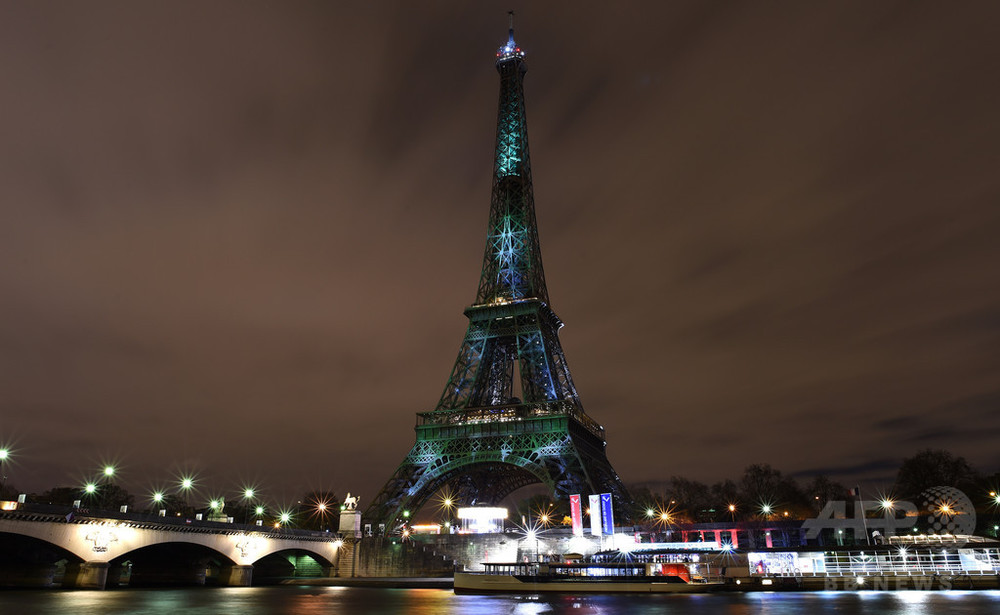 COP21開幕、エッフェル塔も緑にライトアップ パリ 写真7枚 国際