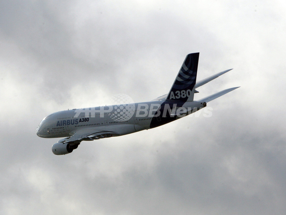 アジア最大の航空ショー、世界最大の旅客機A380の香港上空飛行で幕開け