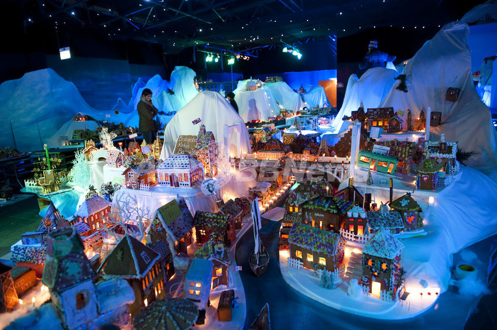 クリスマス恒例、お菓子でできたミニチュアの街 ノルウェー 写真3枚