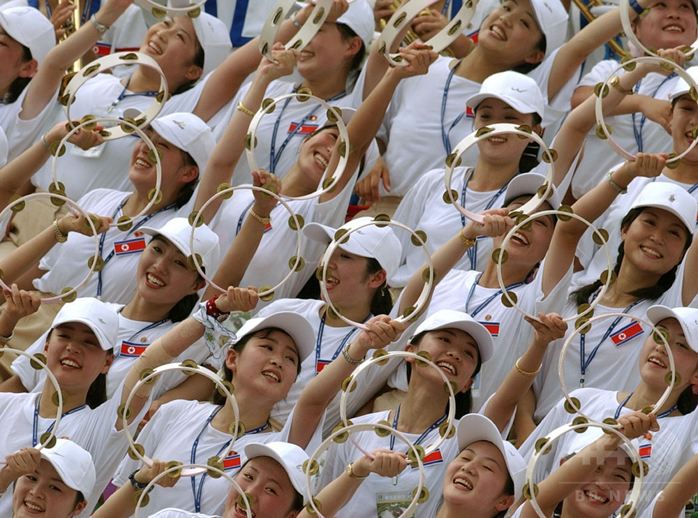 美女軍団 北朝鮮の女性応援団「素晴らしい」「感謝します」と絶叫…「美女 ...