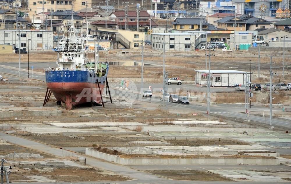 津波で打ち上げられた漁船、解体作業始まる 気仙沼 写真1枚 国際