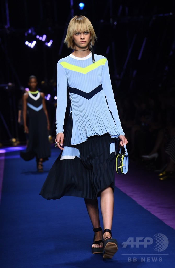 「ヴェルサーチ」17年春夏