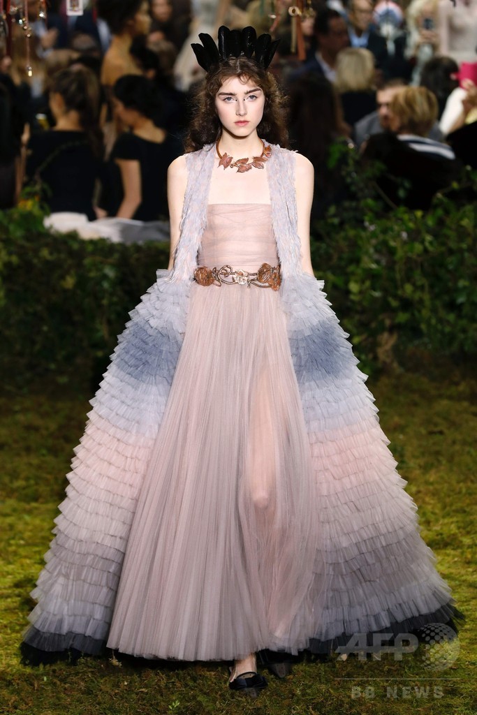 キウリによる初の「ディオール」オートクチュール、ファッション界から称賛