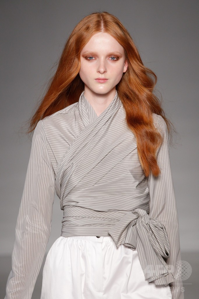 膝下丈のスカートでエレガントに、「ジル・スチュアート」15年春夏