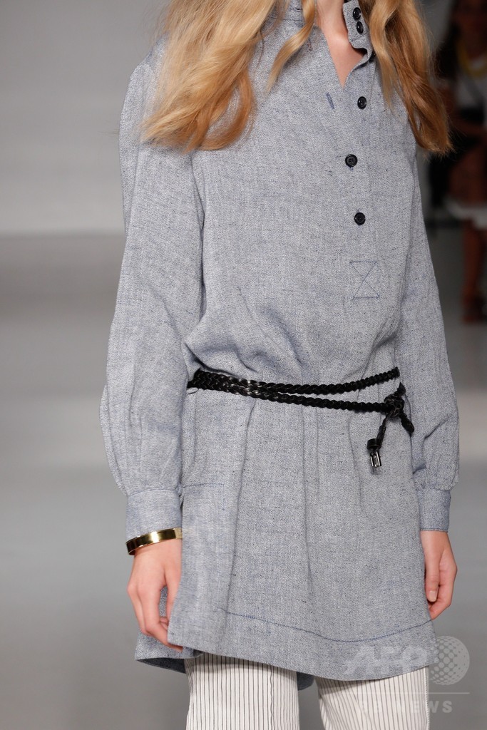 膝下丈のスカートでエレガントに、「ジル・スチュアート」15年春夏