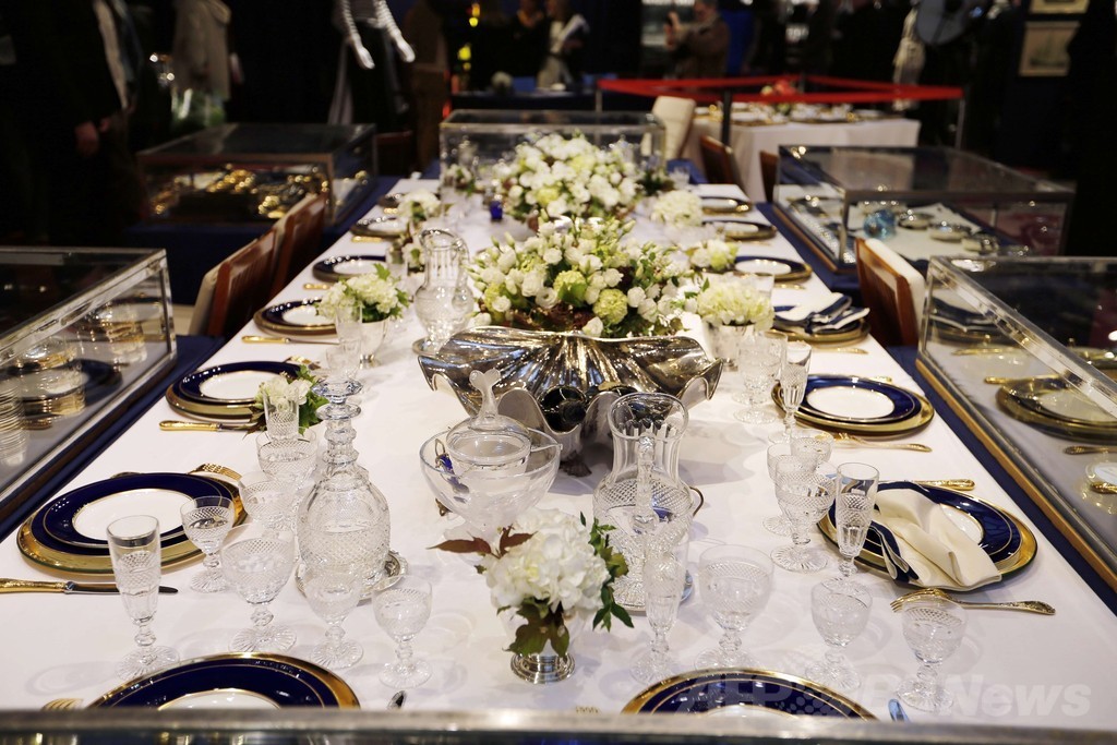 「ルイ・ヴィトン」の限定スーツケースなど約1000点がオークションに