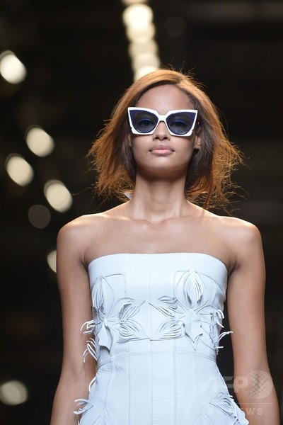 新本社から見えるローマの空をカラーパレットに、「フェンディ」15年春夏