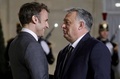 フランス・パリのエリゼ宮（大統領府）でハンガリーのオルバン・ビクトル首相（右）を出迎えるエマニュエル・マクロン仏大統領（2023年3月13日撮影）。(c)Ludovic MARIN / AFP