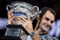 全豪オープンテニス、男子シングルス決勝。トロフィーを掲げるロジャー・フェデラー（2017年1月29日撮影）。(c)AFP/GREG WOOD