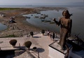 メキシコ・ハリスコ州のチャパラ湖で、元の湖岸から約200メートル離れた場所に係留されたボート（2024年6月6日撮影）。(c)Ulises Ruiz / AFP