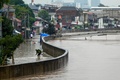 大雨に見舞われたインドネシアの首都ジャカルタの様子（2020年2月25日撮影）。(c)BAY ISMOYO / AFP