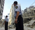 2007年8月28日、アゼルバイジャンの首都バクー（Baku）で、崩落した高層住宅付近の警備に当たる警官。(c)AFP