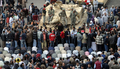 エジプト・カイロ（Cairo）のタハリール広場（Tahrir Square）で、戦車の前で礼拝するデモ隊（2011年1月30日撮影）。(c)AFP/MIGUEL MEDINA