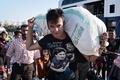 ギリシャのレスボス島からフェリーでアテネのピレウス港に到着した移民（2015年7月11日撮影）。(c)AFP/LOUISA GOULIAMAKI