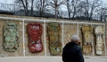 スペインのカステリョンデラプラナ近郊の町ファンサラで、潰れた車の壁画アート（2016年12月15日撮影）。(c)AFP/JOSE JORDAN
