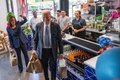 米首都ワシントンで、メキシコ料理店を訪れたジョー・バイデン大統領（中央）とカマラ・ハリス副大統領（左端、2023年5月5日撮影）。(c)Jim WATSON / AFP