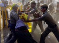 2008年3月21日、インド・ニューデリー（New Delhi）で、中国大使館に突入を図り、インドの警察官ともみ合う亡命チベット人。(c)AFP/Manpreet ROMANA
