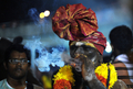 シンガポールで30日、ヒンズー教の大祭タイプーサム（Thaipusam）が行われた。ムルガ（Muruga）神をあがめるこの祭りは、 タミル暦のタイ（Thai）の月の満月の日に行われる。信者らは「カバディ（Kavadi）」と呼ばれる御輿（みこし）を鉄串などで自分の身体に固定して苦行の行進を行う。この祭りはマレーシアでも行われる。

写真は、マレーシア・クアラルンプール（Kuala Lumpur）で、夜明け前に葉巻を吸いながらバトゥ洞窟（Batu cave）のヒンズー教寺院に向かうヒンズー教徒（2010年1月30日撮影）。(c)AFP/Saeed KHAN