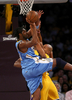 ロサンゼルス・レイカーズ戦でデレク・フィッシャー（%%Derek Fisher%%）と交錯しするデンバー・ナゲッツのネネ・ヒラリオ（%%Nene Hilario%%）。（2008年11月21日撮影）(c)AFP/Getty Images/Stephen Dunn
