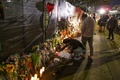 死亡事故が起きた音楽フェスティバル「アストロワールド」が開催された米テキサス州ヒューストン・NRGパークで、被害者を追悼する人々（2021年11月7日撮影）。(c)Thomas Shea / AFP