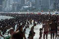 ブラジル・リオデジャネイロ（Rio de Janeiro）で、暑さをしのごうとイパネマ（Ipanema）ビーチに詰めかけた人々（2014年1月4日撮影）。(c)AFP/YASUYOSHI CHIBA