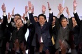 党会議の終わりで万歳をする安倍晋三首相（中央、2018年3月25日撮影）。(c)Toshifumi KITAMURA / AFP