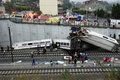 スペイン北西部サンティアゴ・デ・コンポステーラ（Santiago de Compostela）市近郊で起きた列車脱線事故の現場で作業をする救助隊ら（2013年7月24日撮影）。(c)AFP/OSCAR CORRAL