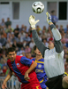 ハイボールを処理するBATEボリソフのGK%%Artem Radiazkov%%（右）。(c)AFP/VIKTOR DRACHEV