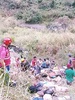 フィリピン北部ヌエバエシハ州で、救助活動を行う救急隊員ら（2017年4月18日撮影）。(c)AFP/84th Infantry Battallion 7th Infantry Divison of the Philippine Army