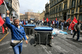 イタリア南部ナポリ（Naples）で、新内閣の初閣議にあわせ、ごみ箱でバリケードを築き、政府のごみ問題放置に抗議する人たち（2008年5月21日撮影）。(c)AFP/FRANCESCO PISCHETOLA