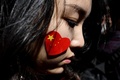 オーストラリアのシドニーで、親中派のデモに参加する女性（2019年8月17日撮影）。(c)Saeed KHAN / AFP