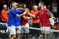 男子テニスの欧州チームとワールドチームの対抗戦、レーバー・カップ初日。現役最後の試合を終え、ワールドチームのジャック・ソック（右）と握手を交わす欧州チームのロジャー・フェデラー（左、2022年9月24日撮影）。(c)Glyn KIRK / AFP