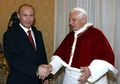 ロシアのウラジーミル・プーチン大統領（左）と前ローマ教皇ベネディクト16世。バチカンにて（2007年3月13日撮影）。(c)ANDREW MEDICHINI / POOL / AFP