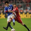 サッカードイツカップ2010-11（German Cup 2010-11）準決勝、バイエルン・ミュンヘン（Bayern Munich）対シャルケ04（Schalke04）。バイエルン・ミュンヘンのフランク・リベリ（Franck Ribery）とボールを競る内田篤人（Atsuto Uchida、2011年3月2日撮影）。(c)AFP/CHRISTOF STACHE