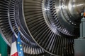 フランスと欧州連合（EU）の旗。仏東部ベルフォールの原子力発電用タービン工場で（2022年2月10日撮影）。(c)Jean-Francois Badias / POOL / AFP