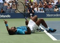 全米オープンテニス、男子シングルス準々決勝。リターンを打ったあと、コート上に倒れるガエル・モンフィス（2016年9月6日撮影）。(c)AFP/TIMOTHY A. CLARY