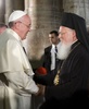 エルサレム（Jerusalem）の聖墳墓教会（Church of the Holy Sepulchre）で東方正教会のコンスタンチノープル総主教バルトロメオス1世（Orthodox Patriarch Bartholomew I）と握手を交わすローマ・カトリック教会のフランシスコ（Francis）法王（2014年5月25日撮影）。(c)AFP/ANDREW MEDICHINI
