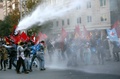 トルコ・アンカラ（Ankara）で、抗議活動を鎮圧するために警察が使った催涙ガスや放水砲を避けようと後退するデモ参加者たち（2014年10月8日撮影）。(c)AFP/ADEM ALTAN