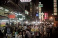 タイ・バンコクの中華街で屋台の間を歩く人々（2015年1月16日撮影）。(c)AFP/Nicolas ASFOURI
