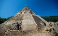 独リューゲン島のビンツで開催されている砂の彫刻フェスティバルに出品された、高さ17.5メートルの巨大な砂の城（2019年6月5日撮影）。(c)Jens Btner / dpa / AFP