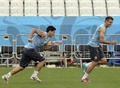 サッカーW杯ブラジル大会（2014 World Cup）グループDのイングランド戦を控え、アレーナ・デ・サンパウロ（Arena de Sao Paulo）で調整を行うウルグアイのクリスティアン・ストゥアニ（Christian Stuani、右）とルイス・スアレス（Luis Suarez、2014年6月18日撮影）。(c)AFP/DANIEL GARCIA