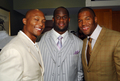写真は会場でポーズをとる（左から）元NFL選手でTV司会者のエディー・ジョージ（%%Eddie George%%）、NFL・テネシー・タイタンズ（%%Tennessee Titans%%）のQBヴィンス・ヤング（%%Vince Young%%）、NFL・ニューヨーク・ジャイアンツ（%%New York Giants%%）のマイケル・ストレイハン（%%Michael Strahan%%）。(c)AFP/Getty Images Jeff Gentner