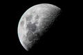 夜空に浮かぶ月（2019年6月10日撮影、資料写真）。(c)Ye Aung THU / AFP