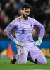 サッカーイングランドFAカップ3回戦、リバプール対ウォルバーハンプトン・ワンダラーズ。自身のミスから失点を喫し、悔しがるリバプールのアリソン（2023年1月7日撮影）。(c)Oli SCARFF / AFP