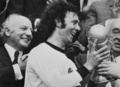 1974年W杯西ドイツ大会決勝、西ドイツ対オランダ。トロフィーを受け取る西ドイツのフランツ・ベッケンバウアー（1974年7月7日撮影）。(c)AFP