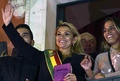 ボリビア・ラパスにあるケマド宮殿で、暫定大統領への就任宣言後にバルコニーから手を振るヘアニネ・アニェス上院副議長（2019年11月12日撮影）。(c)Aizar RALDES / AFP