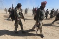 イスラム過激派組織「イスラム国」が支配するイラク北部ティクリート奪還作戦に従事する政府軍側の戦闘員ら（2015年3月11日撮影）。(c)AFP/AHMAD AL-RUBAYE